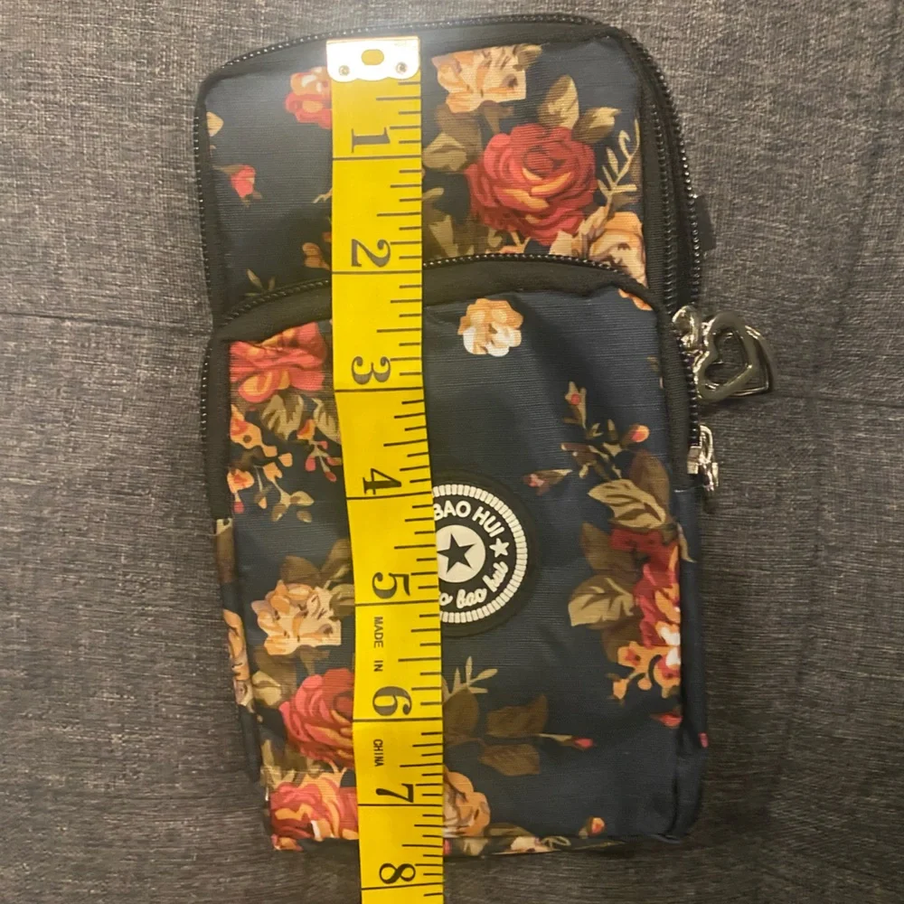 NWOT Bao Bao Hui Floral Crossbody Phone Hands Free Bag
